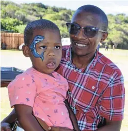  ?? Picture: JON HOUZET ?? FACE ART: Shalom Tyutyu posed with his son Livuyele, who had his face painted at the Port Alfred High School carnival last Friday