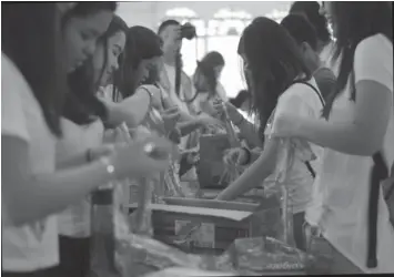  ?? DALE G. ISRAEL ?? A group of volunteers are busy repacking goods that will be sent to Visayas-based soldiers who are in Sulu Province to battle with the Abu Sayyaf Group.