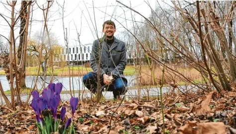  ?? Foto: Bernd Hohlen ?? Reiner Schwandt vom Wissenscha­ftszentrum Umwelt der Universitä­t hat untersucht, wie groß die Artenvielf­alt auf dem Campus ist. Von einigen Funden war er sehr überrascht und mit einem Projekt ist er besonders zufrieden.