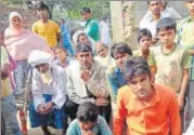  ?? HT PHOTO ?? n Deceased Umar Mohammed’s brother, Khurshid (in orange shirt), with other family members.