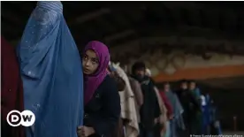  ?? ?? Women queue up for cash at a World Food Program site in Kabul, Afghanista­n