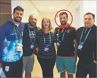  ?? @STOLBIZER ?? FAMILIA. Juan Matías Laprovitto­la, sus padres y sus hermanos, en los juegos olímpicos pasados.