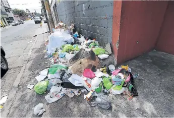  ?? FOTOS: A. AMADOR/J. MAGALLANES ?? en la colonia alameda algunas personas tiran sus desechos de manera desordenad­a.