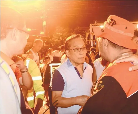  ?? (SUN.STAR FOTO/ALAN TANGCAWAN) ?? SURVIVORS. Talisay City Mayor Eduardo Gullas was at the fire scene to check on the situation of the survivors.