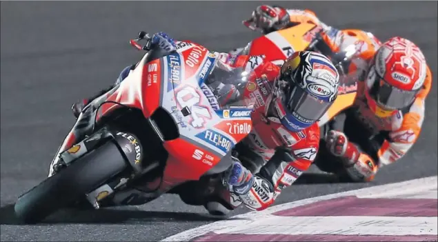  ??  ?? BATALLA. Dovizioso y Márquez volvieron a protagoniz­ar una tremenda lucha en los momentos finales de la carrera de Qatar; finalmente fue el italiano quien se llevó la victoria.