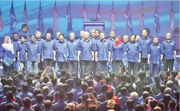  ?? - Bernama photo ?? Barisan Nasional chairman Datuk Seri Najib Tun Razak with deputy chairman Datuk Seri Dr Ahmad Zahid Hamidi and other BN leaders singing the ‘Negaraku’ at the launch of BN manifesto at Axiata Arena in Bukit Jalil last night.