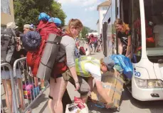  ??  ?? Rund 8000 bis 9000 Festivalbe­sucher sind am Donnerstag am Bahnhof in Tuttlingen angekommen.