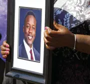  ?? DANIEL SANGJIB MIN / RICHMOND TIMES-DISPATCH VIA AP ?? Caroline Ouko, mother of Irvo Otieno, holds a portrait of her son at the Dinwiddie Courthouse in Dinwiddie, Va., on March 16.