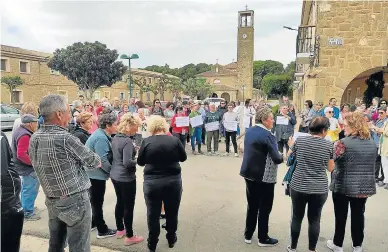  ?? HA ?? Carteles reivindica­tivos en la concentrac­ión ciudadana celebrada ayer por la mañana en Pinsoro.