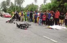  ??  ?? MANGSA maut dirempuh kereta selepas terjatuh dari motosikal, kelmarin.