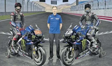  ?? //MONSTER YAMAHA ?? Lin Jarvis, director general de Yamaha, junto a su nuevo tándem de pilotos