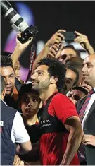  ?? MOHAMED ABD EL GHANY/REUTERS ?? IDOLA: Mohamed Salah dikerumuni fans dalam sesi latihan Mesir di Stadion Internasio­nal Kairo (10/6).