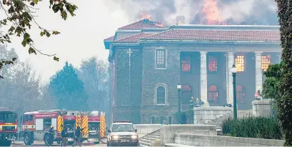  ?? AFP ?? Imágenes dantescas de las llamas dentro del edificio universita­rio.