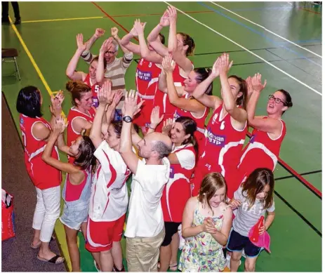  ??  ?? La joie des basketteus­es caramanais­es à l’issue de cette demi-finale retour sur le parquet de l’Alliance Toulouse Basket.