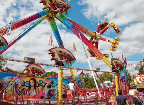  ??  ?? Hoch hinaus, aber nie über Kopf geht es beim „Freestyle“. In Günzburg ist die Schaustell­erfamilie damit das erste Mal wieder seit 20 Jahren.