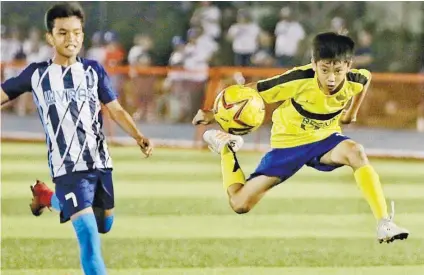  ?? SUNSTAR FOTO/ALEX BADAYOS ?? AERIAL. Mariano Cesar Javier Sian gets past his defender during the elementary football finals against Western Visayas in the Palarong Pambansa. Region 7, the defending champion, lost 2-0.