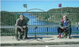  ??  ?? Pontus, en Suecia, y Ola, en Noruega, sobre el viejo puente Svinesund