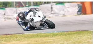  ?? FOTO: SPITZER ?? Auf der Piste: Maximilian Spitzer beim Finale des deutschen Langstreck­encups 2023 in Oschersleb­en.