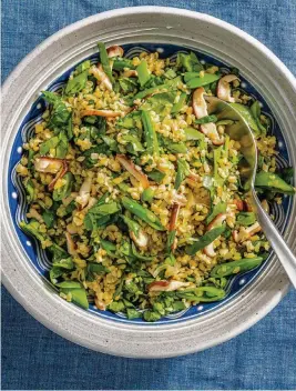  ?? REY LOPEZ For The Washington Post ?? This grain salad is full of interestin­g textures: chewy freekeh, crunchy snap peas and slightly leathery mushrooms.