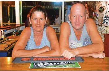  ?? FOTO: ISMAR/DPA ?? Die beiden Thüringer Dela und Steffen Erhardt betreiben die einzige deutsche Bar im Inselstaat Jamaika.