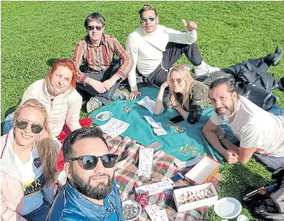  ??  ?? Argentinos y rusos juegan al bingo en el Parque Máximo Gorky, de Moscú