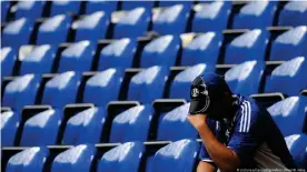  ??  ?? Aficionado del Schalke sufre en la tribuna del Veltins Arena