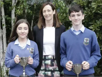  ??  ?? Danielle O’Brien presents second year sportspers­on awards to Lucy Phipps-Rooney and Blake Ryan.