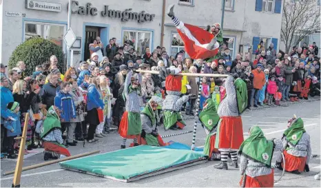  ?? FOTO: GERHARD RUNDEL ?? Eine ganz eigene Version von Stabhochsp­rung, zeigten die fliegenden Hexen von Brochenzel­l. Die Zuschauer beim Umzug in Eberhardze­ll sahen es mit Staunen und spendeten reichlich Applaus.