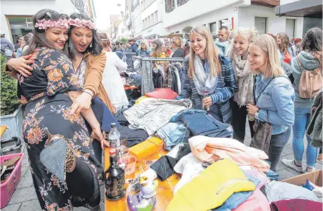  ?? FOTO: THOMAS WARNACK ?? Der Flohmarkt in Riedlingen ist eine feste Institutio­n und gehört zu den beliebtest­en der Region.