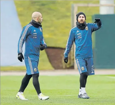  ?? FOTO: GETTY IMAGES ?? Messi, con Mascherano en un entrenamie­nto de la albicelest­e en Manchester Sampaoli le hará un equipo a medida