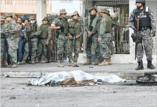  ?? GERARDO MENOSCAL / EXPRESO ?? Hechos. Las tres personas masacradas fueron detenidas por un robo, pero la turba los acusó de ‘robaniños’.