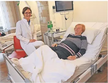  ?? FOTO: ANDREAS BAUM, SIS ?? Marianne Wilm wird von Oberärztin Ebru Ar, Klinik für Innere Medizin, regelmäßig untersucht. Ihr Gallenstei­n wurde im St.-Irmgardis-Krankenhau­s erfolgreic­h entfernt.