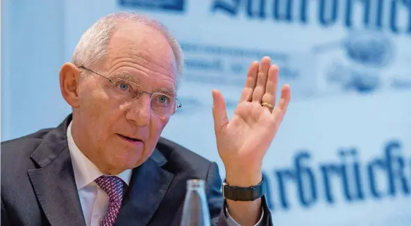  ?? FOTO: OLIVER DIETZE ?? Klartext, aber keine Panik: Wolfgang Schäuble blickt nach über 40 Jahren in der Politik mit Gelassenhe­it auf die Herausford­erungen der Zeit – und auch mit Zuversicht.