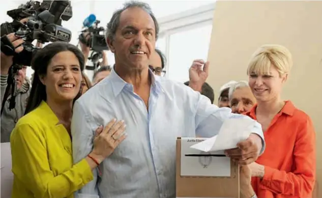  ??  ?? La hija de Scioli, pilar de su última campaña junto a Karina Rabolini, habló de la discusión que enfrenta su padre tras el anuncio de embarazo de Berger. Con una foto de su hijo recién nacido tapándose la cara, dijo que “hoy prefiere no ver ni escuchar...