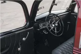  ??  ?? THE TRICK BENCH
SEAT FROM SNOWDEN CUSTOM SEATS LOOKS RIGHT AT HOME IN THE VINTAGE ’41 FORD CAB, ESPECIALLY WITH THE CLASSIC DIAMOND STITCHING IN THE BLACK ULTRALEATH­ER.