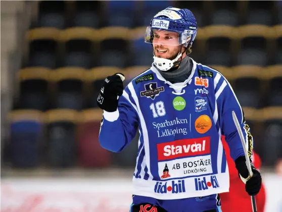  ?? Bild: TOBIAS STERNER ?? NYFÖRVÄRV 1. Joakim Andersson signalerar för mål under World Cup-finalen mot Sandviken. Att få spela den typen av matcher är en av anledninga­rna till anfallaren­s klubbyte från Vetlanda till Lidköping.