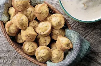  ?? [PHOTO BY DAVID MCNEESE, MIO] ?? These corn muffins are served with a gravy made with Hatch chile dressing.