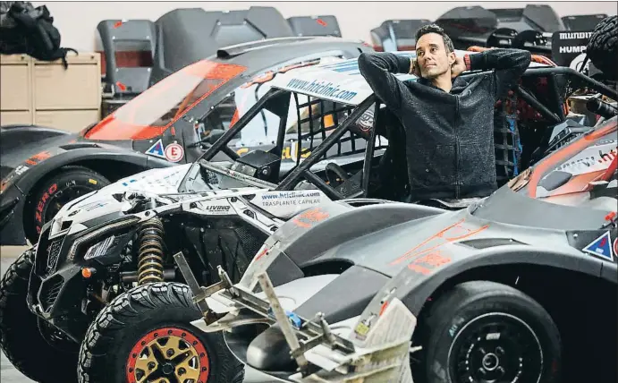  ?? ÀLEX GARCIA ?? Gerard Farrés al taller de Demoncar, a Manlleu, on prepara els buguis per entrenar-se per al Dakar