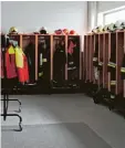  ??  ?? Um in die Garderobe zu kommen, müs sen die Feuerwehrl­er durch das ganze Gebäude.