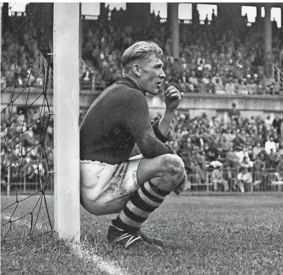  ?? FOTO: DPA ?? Bert Trautmann an seinem Arbeitspla­tz als Torhüter von Manchester City.