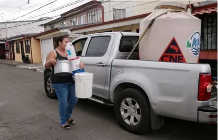  ?? JOHN DURÁN ?? La contaminac­ión de agua con hidrocarbu­ros ha hecho que las personas de varios populosos cantones de la Gran Área Metropolit­aba no puedan consumirla y deban abastecers­e con cisternas.