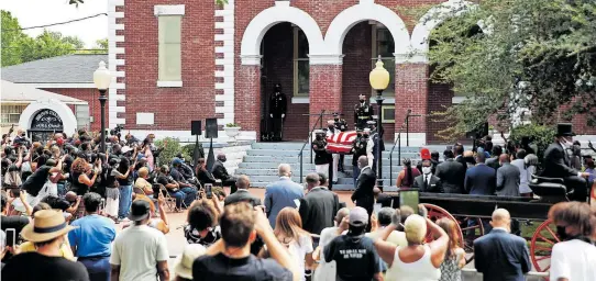  ?? [ Reuters ] ?? Das letzte Geleit für John Lewis. Überschatt­et von Protesten stehen die USA im Zeichen des Abschieds von dem Helden der Bürgerrech­tsbewegung.