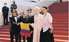  ?? CORTESÍA THE FILM AGENCY ?? Juan P. Urrego, Apichatpon­g Weerasetha­kul, Elkin Díaz, Tilda Swinton y Jeanne Balibar mientras sostenían la bandera colombiana en la alfombra roja.