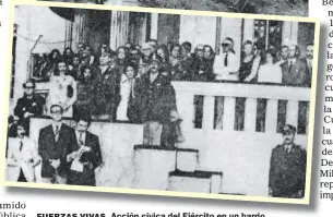  ??  ?? FUERZAS VIVAS. Acción cívica del Ejército en un barrio rosarino. El homenaje a un coronel abatido por el ERP en 1975.