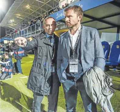  ?? CARLOS GIL-ROIG ?? Lapetra y Lalo Arantegui, presidente y director deportivo del Zaragoza, antes del partido en Fuenlabrad­a.