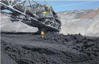  ?? FOTO: OLIVER BERG ?? Tagebau im Rheinische­n Braunkohle­revier. Europas größter Versicheru­ngskonzern Allianz steigt aus der Kohle aus.