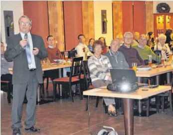  ?? FOTO: ISA ?? Bürgermeis­ter Christian Ruh (am Mikrofon) hatte für die Bodolzer bei der Bürgervers­ammlung im Koeberle einige durchaus positive Nachrichte­n.