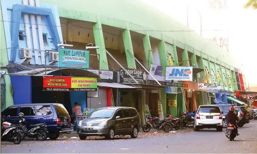  ?? BOY SLAMET/JAWA POS ?? DALAM SOROTAN: Deretan kafe, warung, dan tempat usaha yang mengelilin­gi Stadion Gelora Delta. Ke depan pemkab menatanya agar sesuai peruntukan.