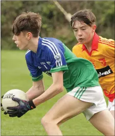  ??  ?? Jason Gordon closes in on Luke O’Rourke of Glynn-Barntown.