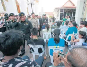  ?? PORNPROM SATRABHAYA ?? First Army Region commander Lt Gen Kookiat Srinaka greets residents at Wat Daowadungs­aram community in Bang Phlat district of Bangkok yesterday to monitor progress of the Thai Niyom Yangyuen (sustainabl­e Thainess).